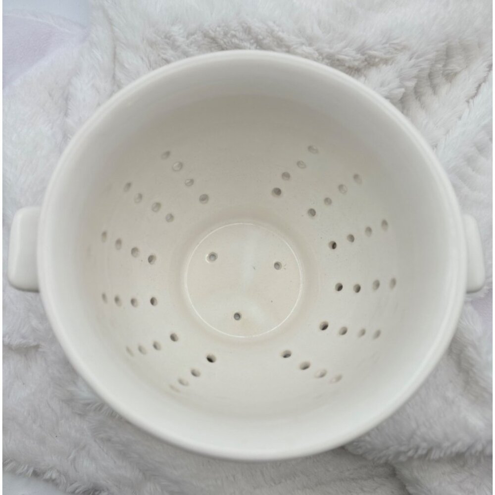 DesignPac Strawberry Embossed White Ceramic Colander - Picture 3 of 6